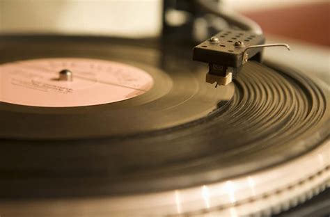 how do records play music? the role of vinyl in modern music culture